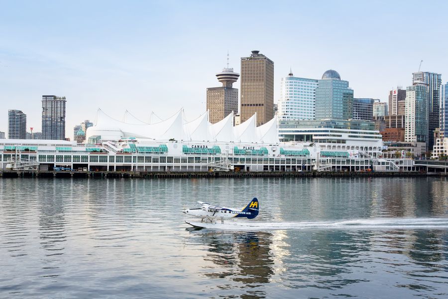 Watervliegtuig land op het water in de haven van Vancouver in Canada.
