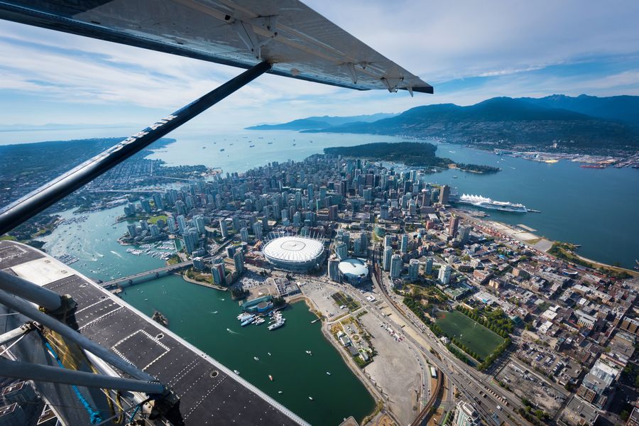 Uitzicht over de skyline van Vancouver vanuit een watervliegtuig.