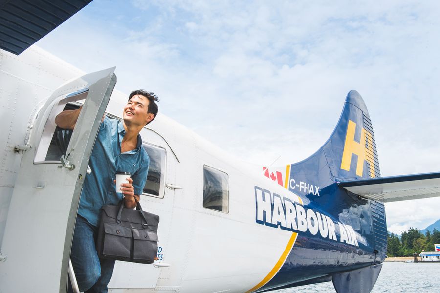 Passagier stapt uit een watervliegtuig in Vancouver in Canada.
