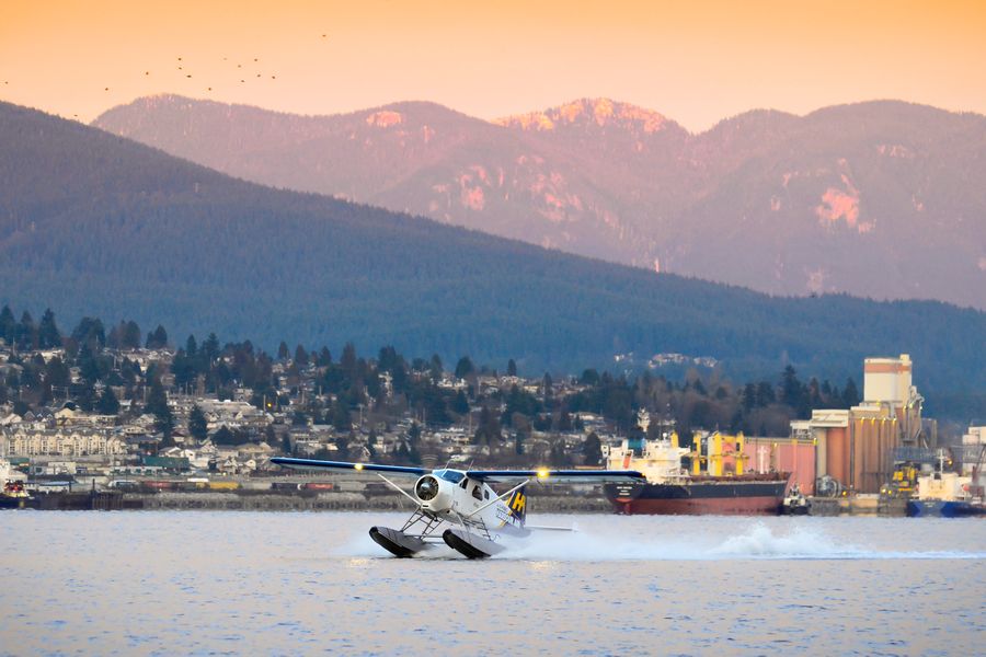 Watervliegtuig land op het water in British Columbia.