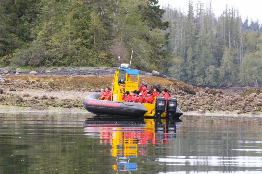 Boot langs de kust van Vancouver Island tijdens een wildlife tocht in Canada.
