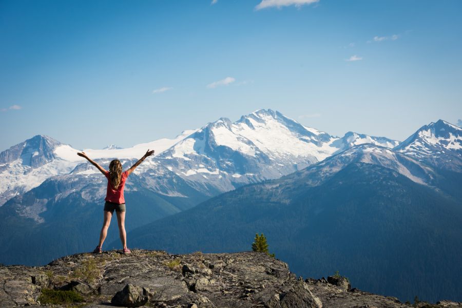 Wandelaar aan de top van Whistler en Blackcomb Mountain in Canada.