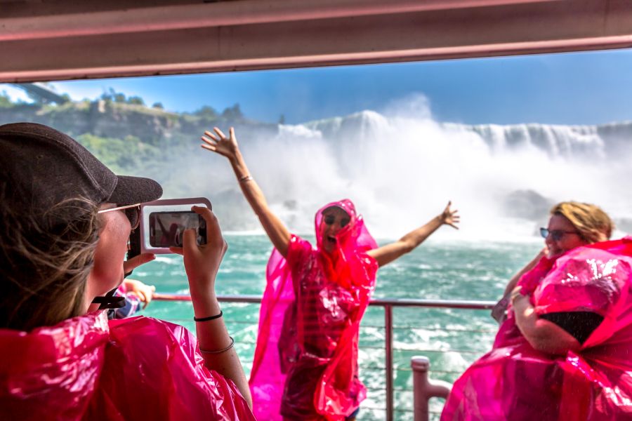Passagiers aan boord van de Hornblower Cruise bij Niagara Falls in Ontario in Canada.