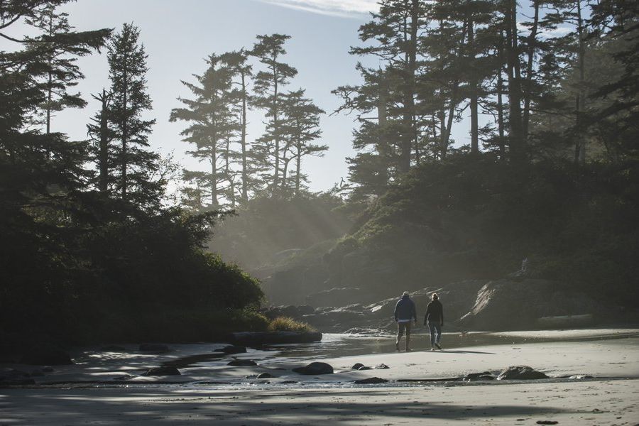 Mensen op het strand van Cox Bay bij Tofino in British Columbia in Canada.