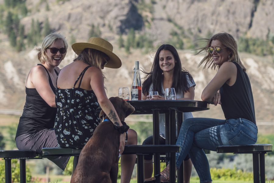 Vier vrouwen zitten buiten bij Monte Creek Winery in Kamloops in West-Canada