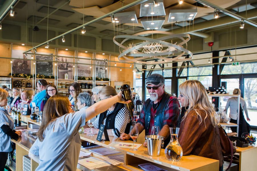Gasten aan de bar bij Monte Creek Winery tijdens een rondreis door West-Canada