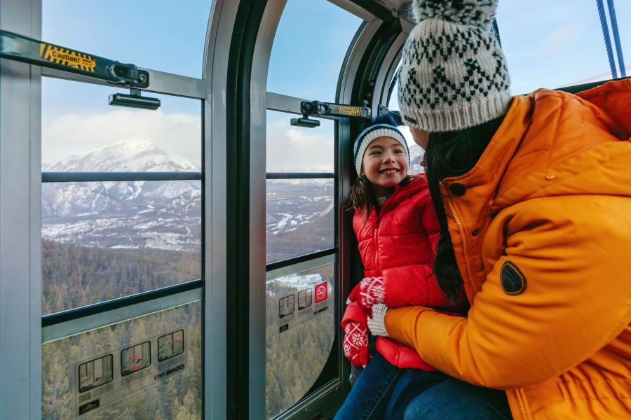 Passagiers in de Banff Gondola in West-Canada.