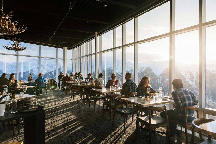 Mensen eten bij de Sky Bistro op Sulphur Mountain in Banff National Park in West-Canada.