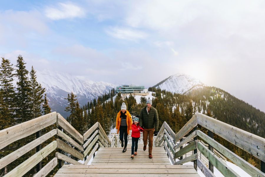 Gezin loopt langs het uitkijkpunt van Sulphur Mountain in Banff in Canada.