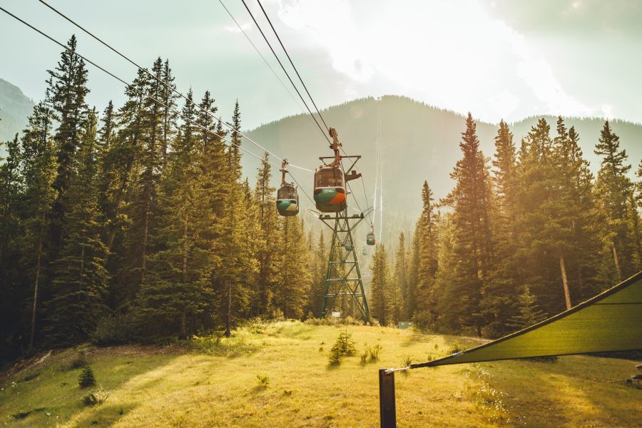 Banff Gondola met Sulphur Mountain op de achtergrond in West-Canada.