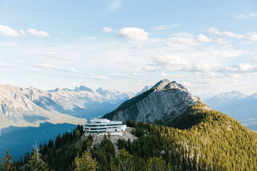 Uitzicht op de Sky Bistro op Sulphur Mountain in Alberta in Canada.