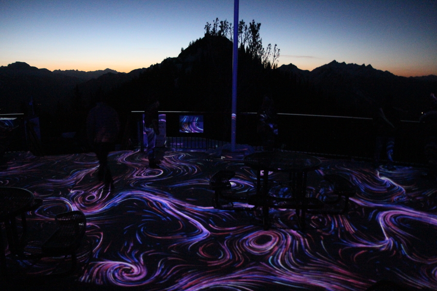 De licht installaties van Nightrise met zonsondergang op de achtergrond in Banff National Park in Canada.