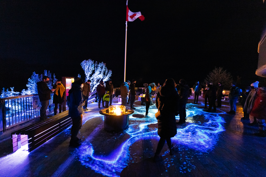 Het uitkijkpunt op Sulphur Mountain tijdens de Nightrise lichtinstallatie in Banff in Canada.