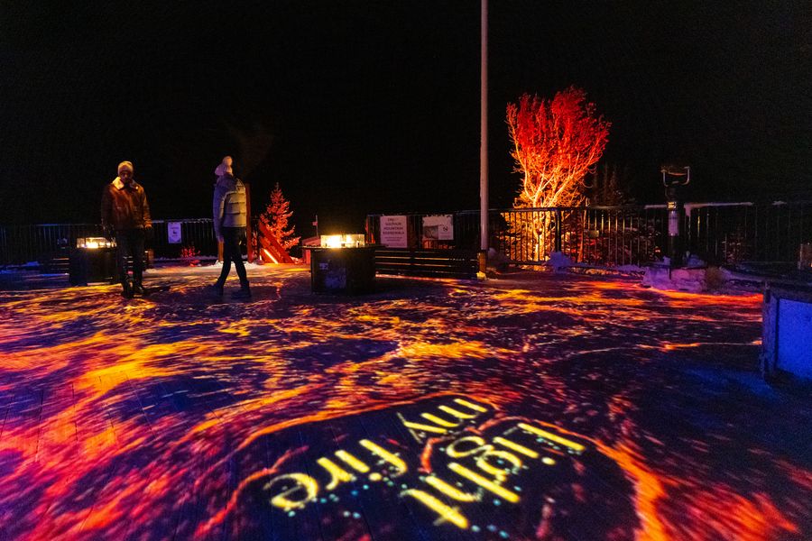 Licht installatie op Sulphur Mountain tijdens Nightrise in Banff in West-Canada.