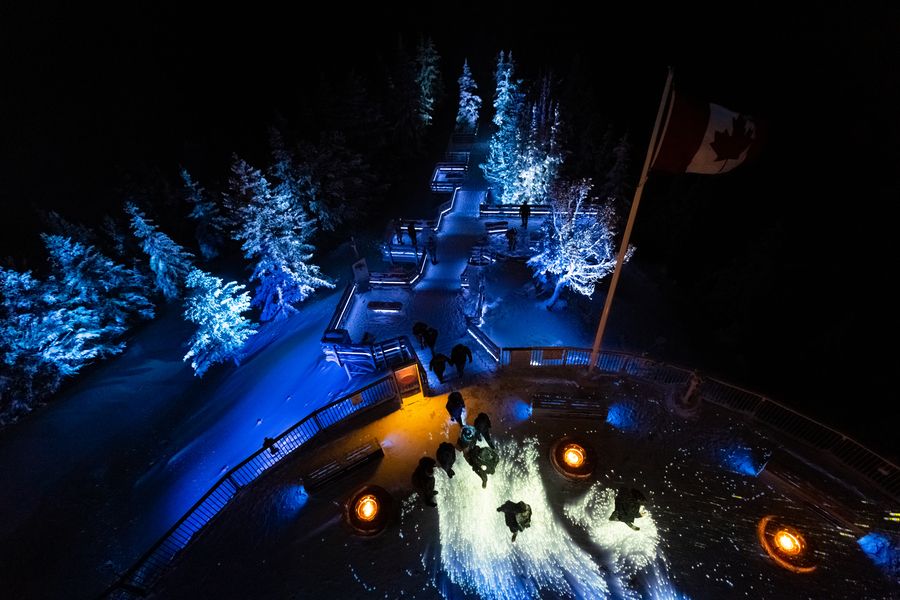 Birdseye uitzicht over het uitkijkpunt van Sulphur Mountain tijdens Nightrise in Banff National Park.