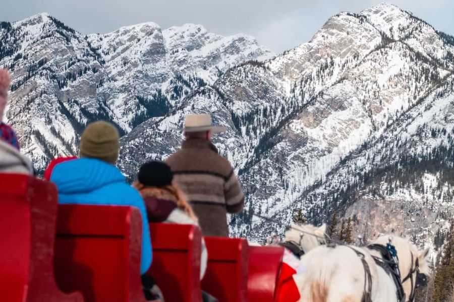 Achtergrond van bergen tijdens een sledetocht excursie in Banff in Alberta in Canada.