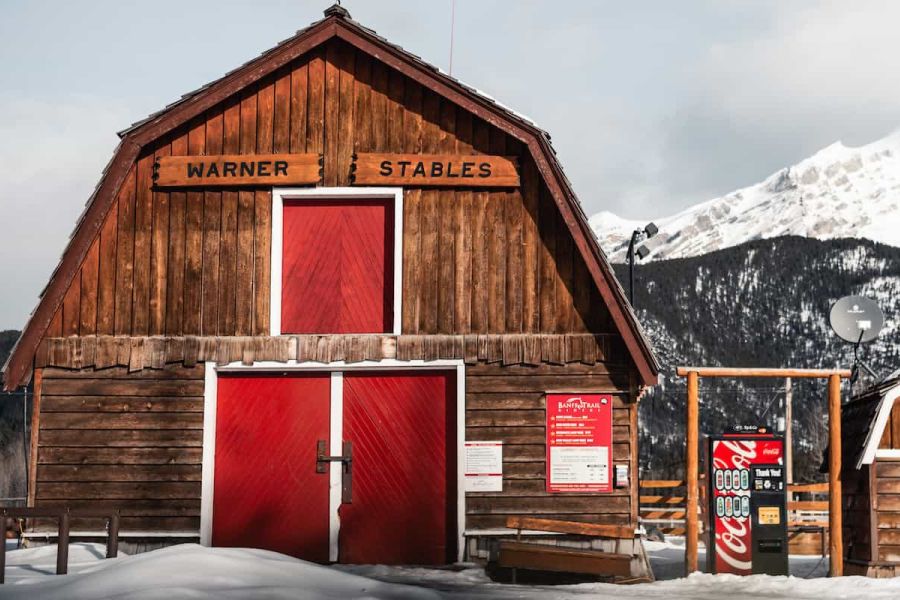 Vooraanzicht van de Banff Trail Riders Stables tijdens een sledetocht in Alberta in Canada.