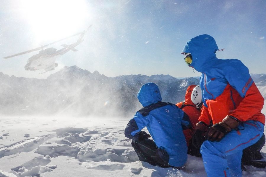 Wintersporters zien helikopter opstijgen tijdens heli-ski excursie in Canada