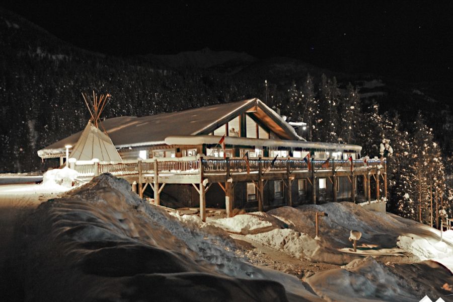 De R.K. Heli-Plex Lodge tijdens een heli-ski excursie in Canada