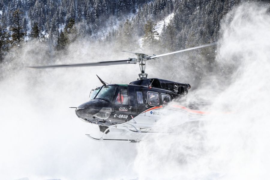 Helikopter vliegt tijdens heli-ski excursie vanaf Banff in Canada