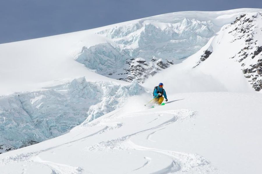 Skier daalt af tijdens een heli-ski excursie vanaf Banff in Canada