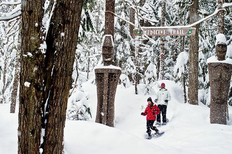 Wandelaars onder het bordje voor de Medicine Trail in Whistler Canada