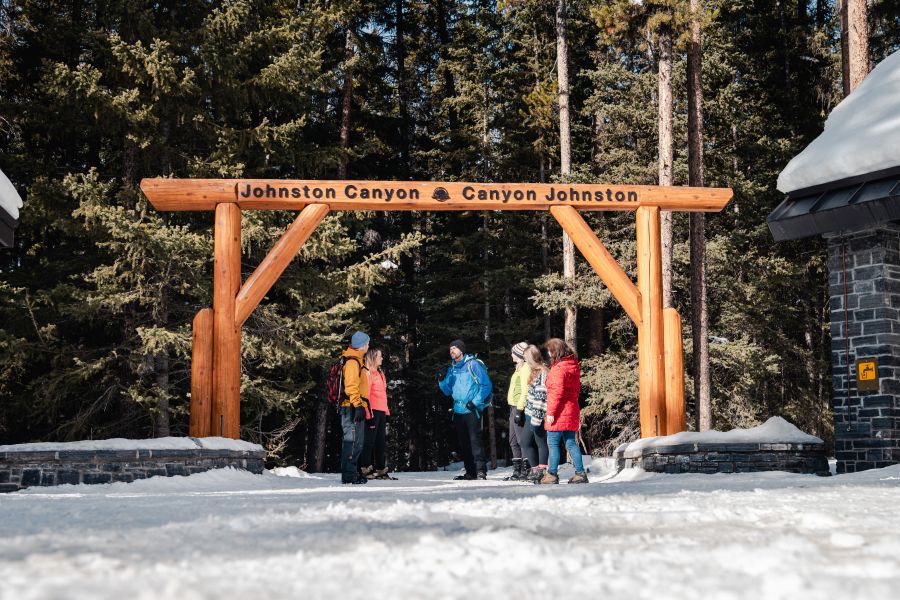 Wandelaars staan bij de ingang van Johnston Canyon in Banff Canada