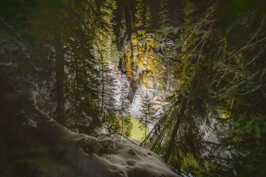 Uitzicht over Johnston Canyon in de avond tijdens een ijswandel excursie in Banff Canada