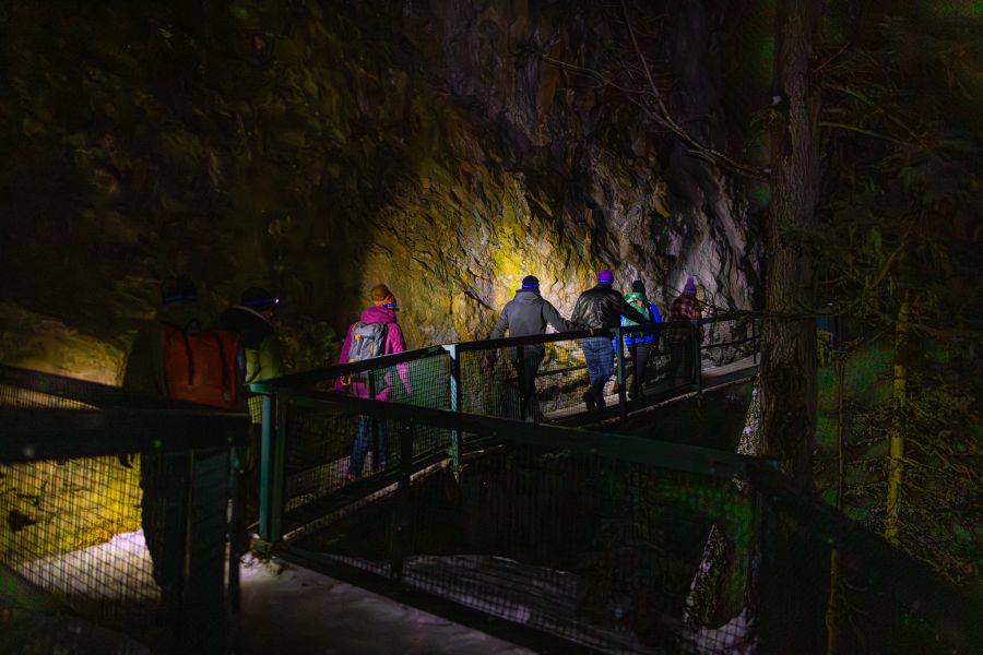 Wandelaars op de loopbrug in Johnston Canyon tijdens een avond ijswandeling in Banff Canada