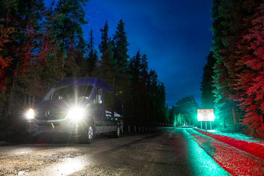 Transfer bus in de avond onderweg naar Johnston Canyon