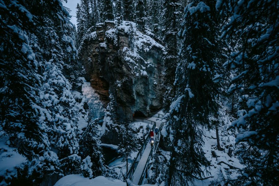 Uitzicht over een besneeuwde Johnston Canyon in Banff Canada