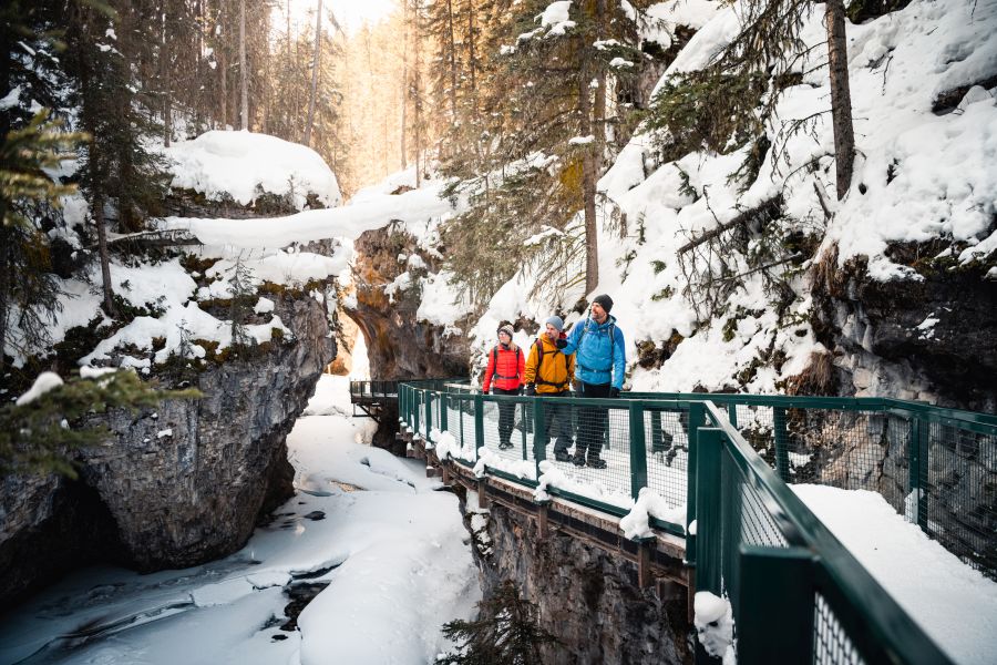 Groep wandelaars in Johnston Canyon tijdens een ijswandel excursie in Canada