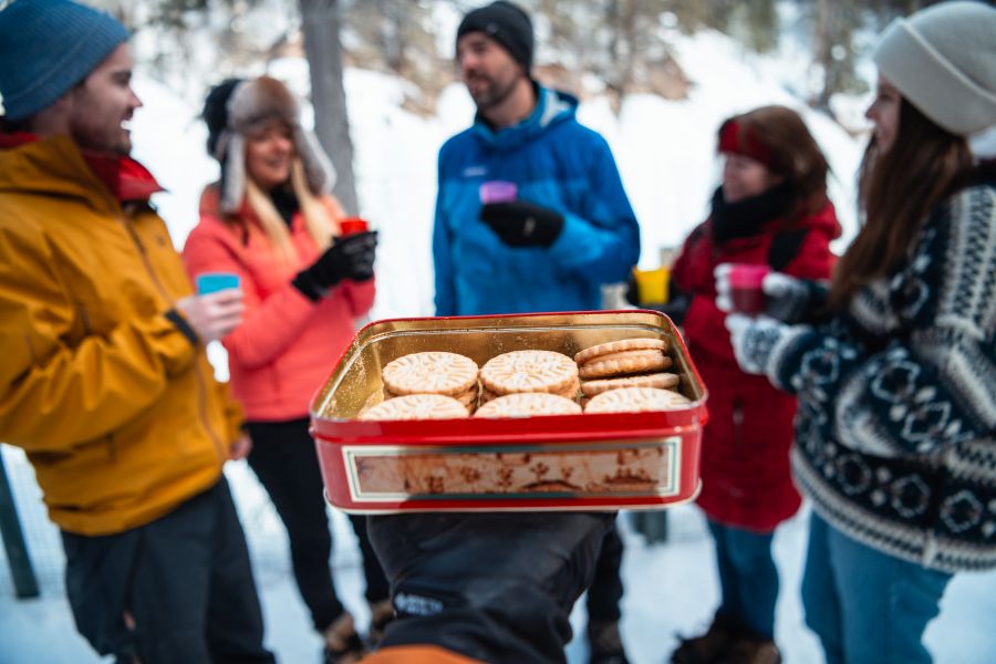 Blik maple syrup koekjes tijdens een ijswandel excursie in Banff Canada