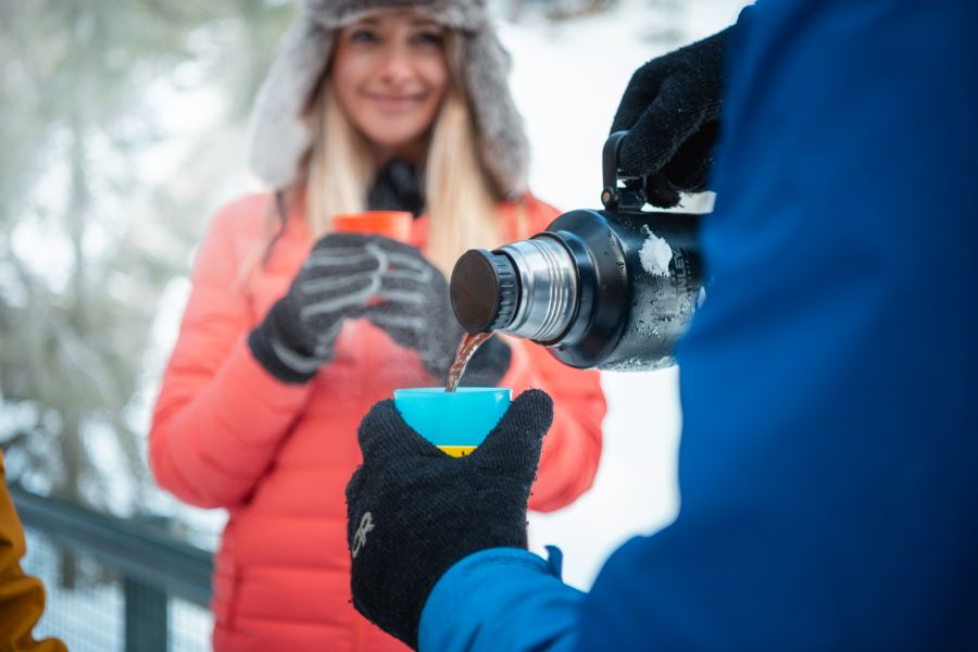 Warme chocolademelk wordt geschonken tijdens een ijswandel excursie in Banff Canada
