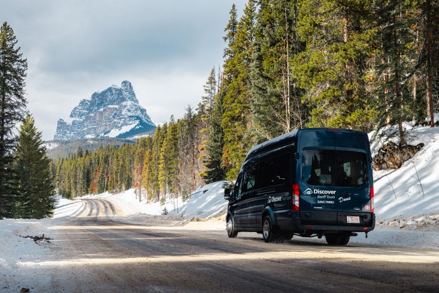 Transfer bus rijdt naar Johnston Canyon in Canada