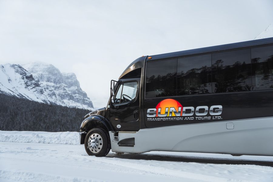 Bus van Sundog Tours in de sneeuw in Jasper National Park