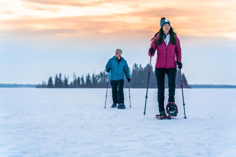 Sneeuwschoenwandelaars in Elk Island National Park tijdens een winterreis naar Edmonton Canada