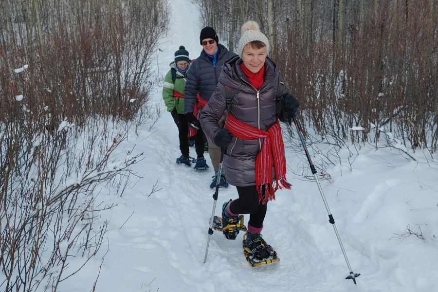 Sneeuwschoenwandelaars in Elk Island National Park in Canada