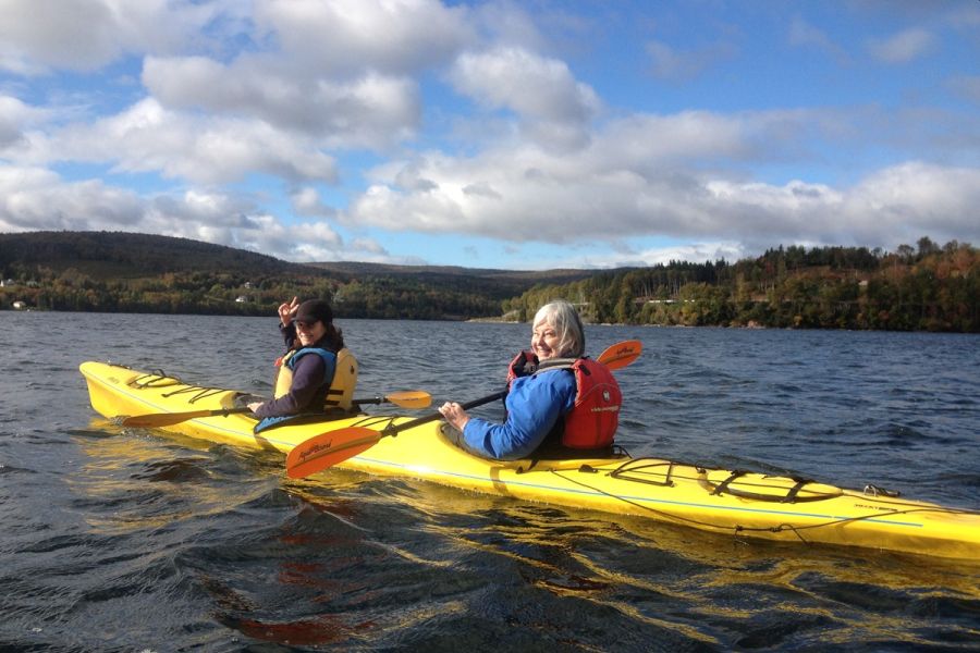 Twee dames in een kajak tijdens een kajak tour bij Cape Breton Island in Canada