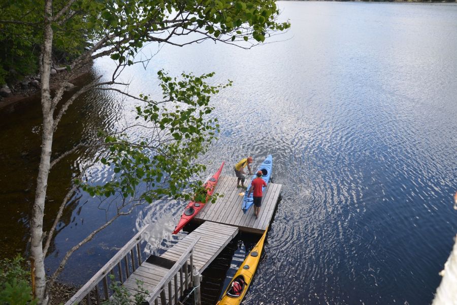 Mensen op een dok met kajaks tijdens een kajak tour in Atlantisch-Canada
