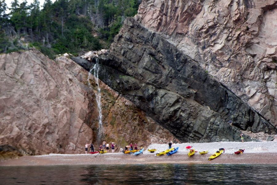 Kajaks aan de kust van Cape Breton Island in Atlantisch-Canada