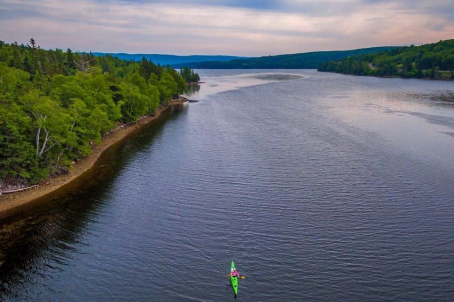 Een kajak in St. Anns Bay tijdens een kajak tour in Atlantisch-Canada