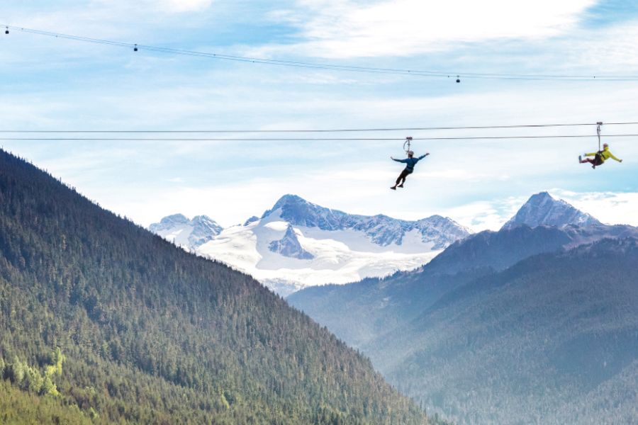 Mensen op de zipline van Ziptrek Ecotours in Whistler tijdens een rondreis door West-Canada