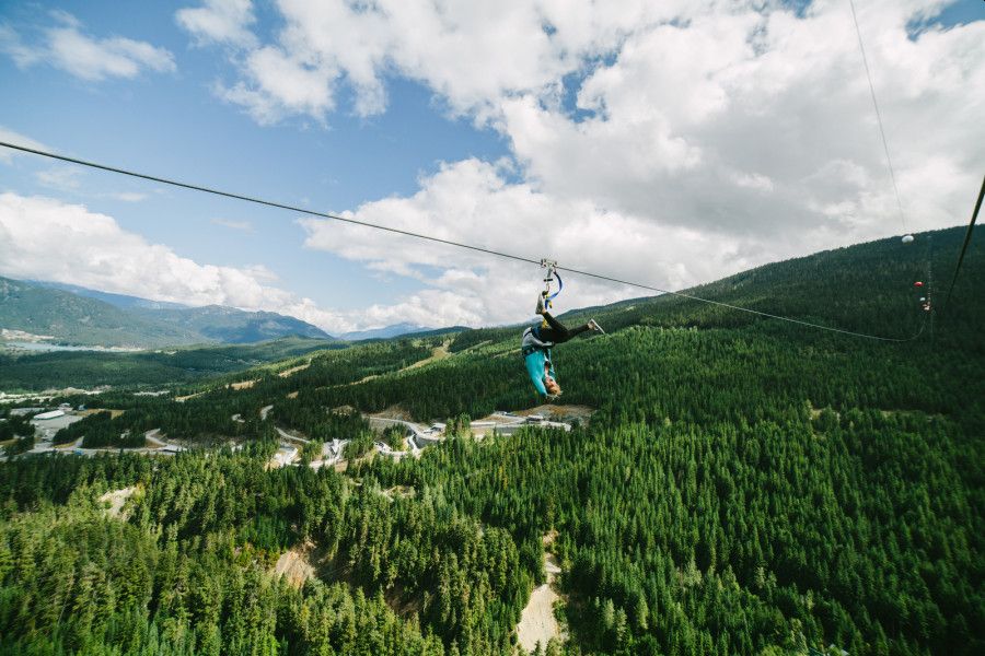 Reiziger op de zipline van Ziptrek Ecotours in Whistler tijdens een rondreis door West-Canada