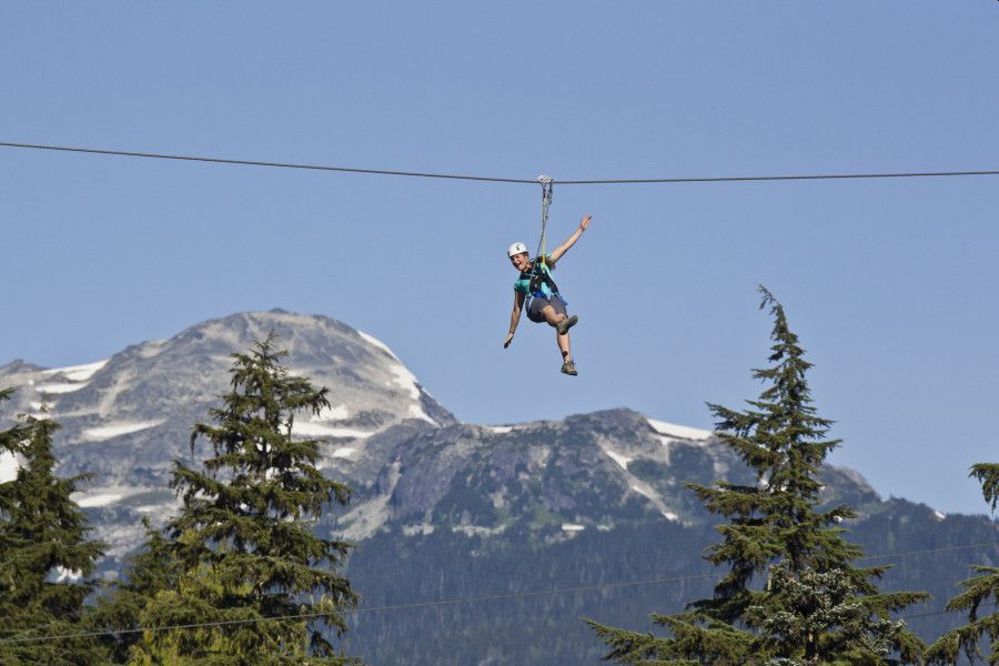 Man op de zipline van Ziptrek Ecotours in Whistler tijdens een rondreis door West-Canada