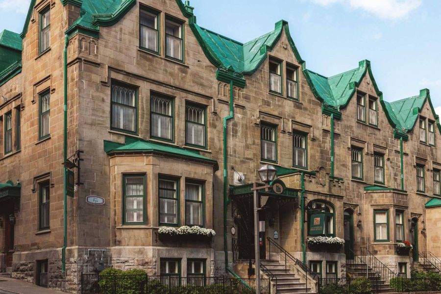 Buitenaanzicht van Hotel Chateau Bellevue in Quebec City tijdens een rondreis door Oost-Canada