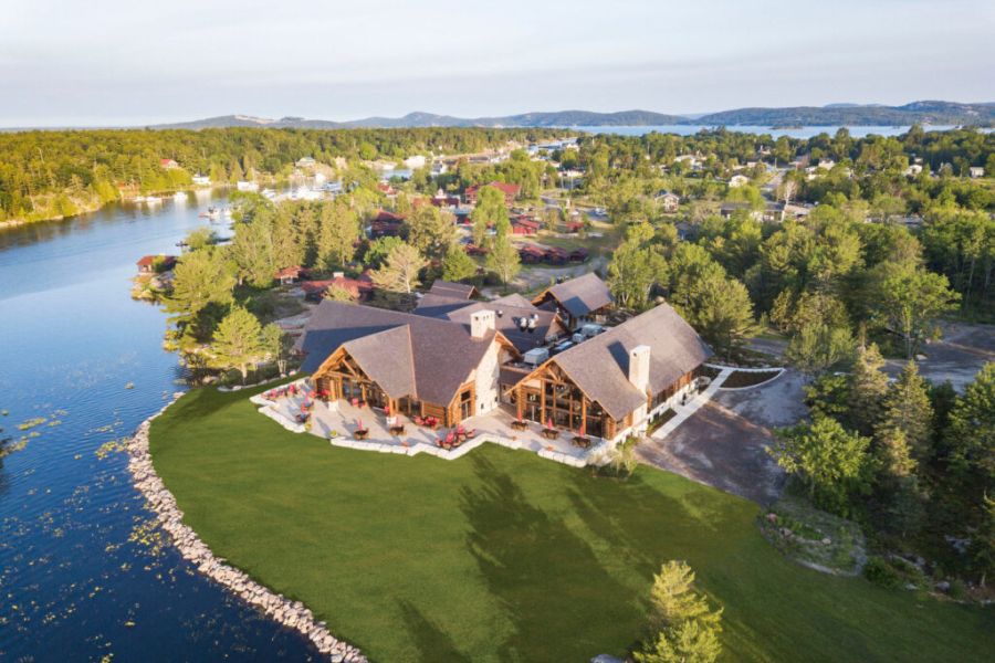 Bovenaanzicht van Killarney Mountain Lodge tijdens een rondreis door Oost-Canada