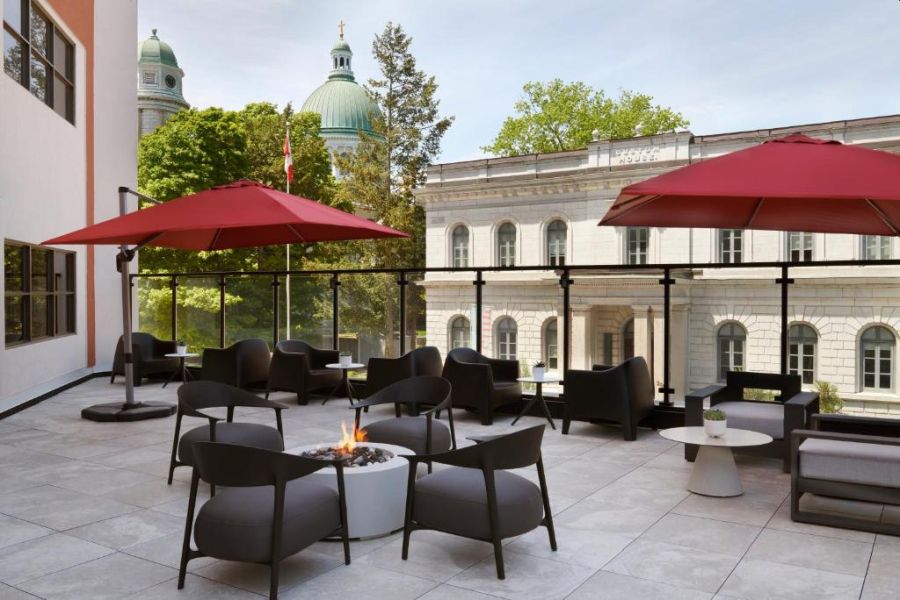 Het terras bij Kingston Marriott tijdens een rondreis door Oost-Canada