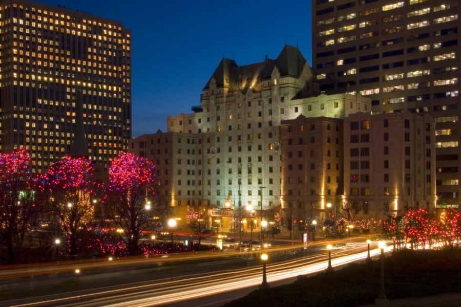 Buitenaanzicht van Lord Elgin Hotel in Ottawa tijdens een rondreis door Oost-Canada