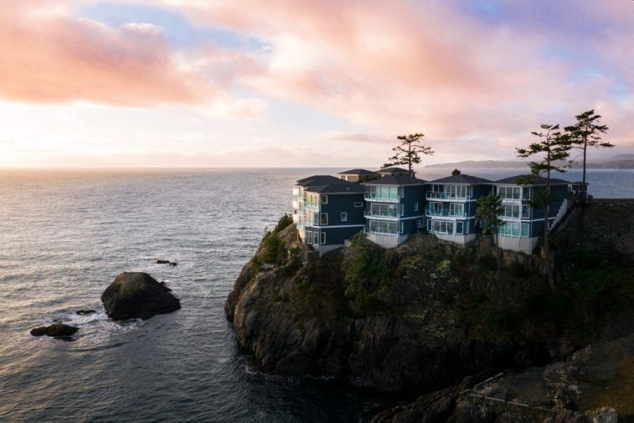 Buitenaanzicht van SookePoint Ocean Cottage Resort op de kliffen van Vancouver Island tijdens een rondreis door Canada